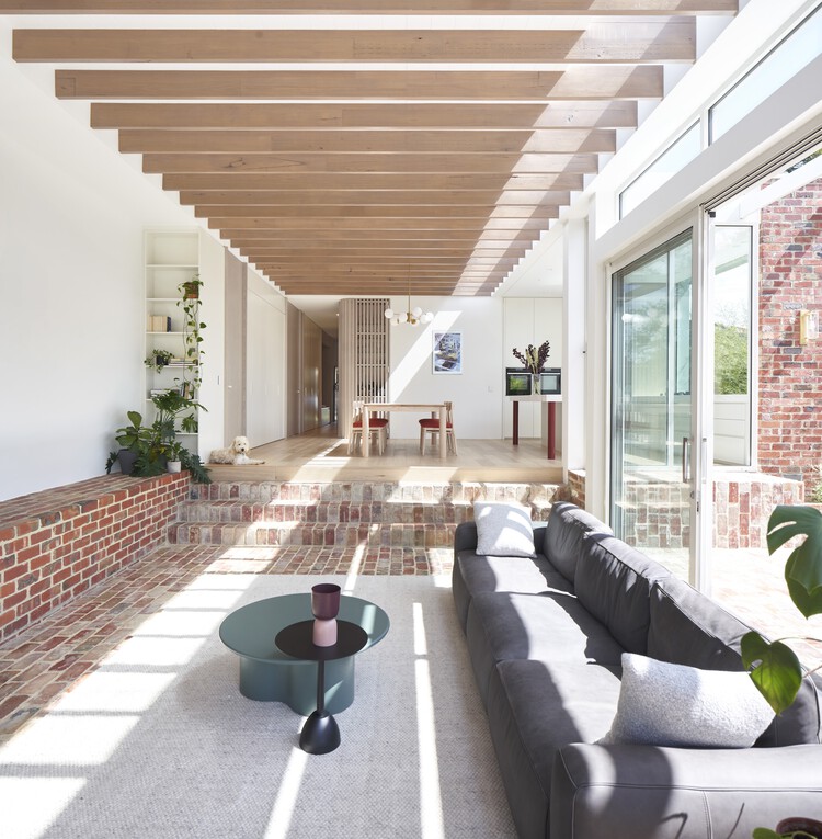 Lindsay House / Megowan Architectural — фотография интерьера, гостиная, освещение
