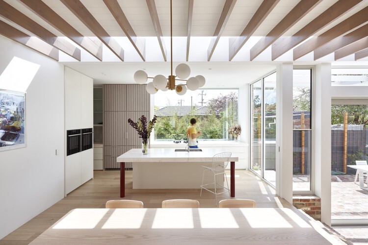 Lindsay House / Megowan Architectural — Фотография интерьера, кухня, балка