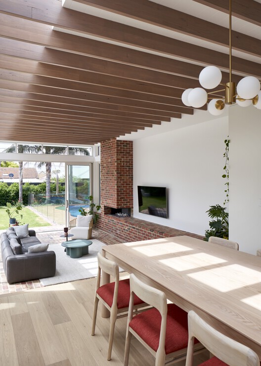 Lindsay House / Megowan Architectural — фотография интерьера, гостиная, стол, окна, стул, балка, палуба