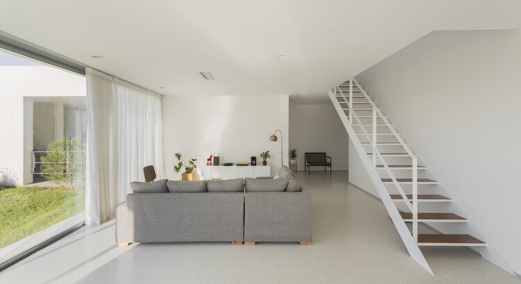 Дом в Санта-Эмилии / Анибал Биццотто + Бруно Сирабо - Фотография интерьера, гостиная, лестница
