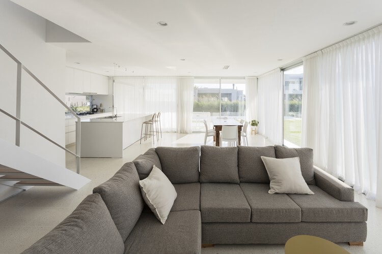 Дом в Санта-Эмилии / Анибал Биццотто + Бруно Сирабо - Фотография интерьера, гостиная, диван, окна