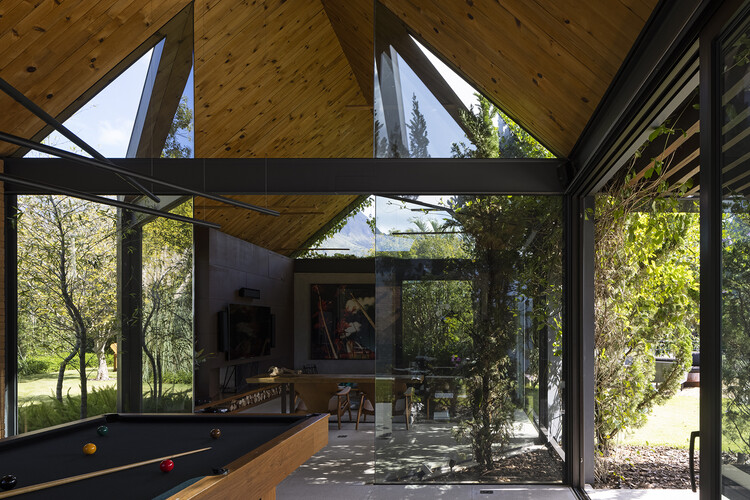 Ardósia House / Architectare - Фотография интерьера, балка, окна