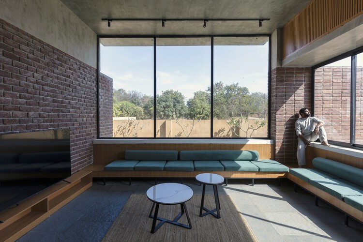 Дом для отпуска Cezara / KUN Studio - Фотография интерьера, гостиная, диван, дерево, стол, окна