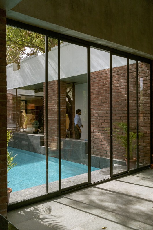 Дом для отпуска Cezara / KUN Studio - Фотография интерьера, окна, дверь, фасад, стекло, стул