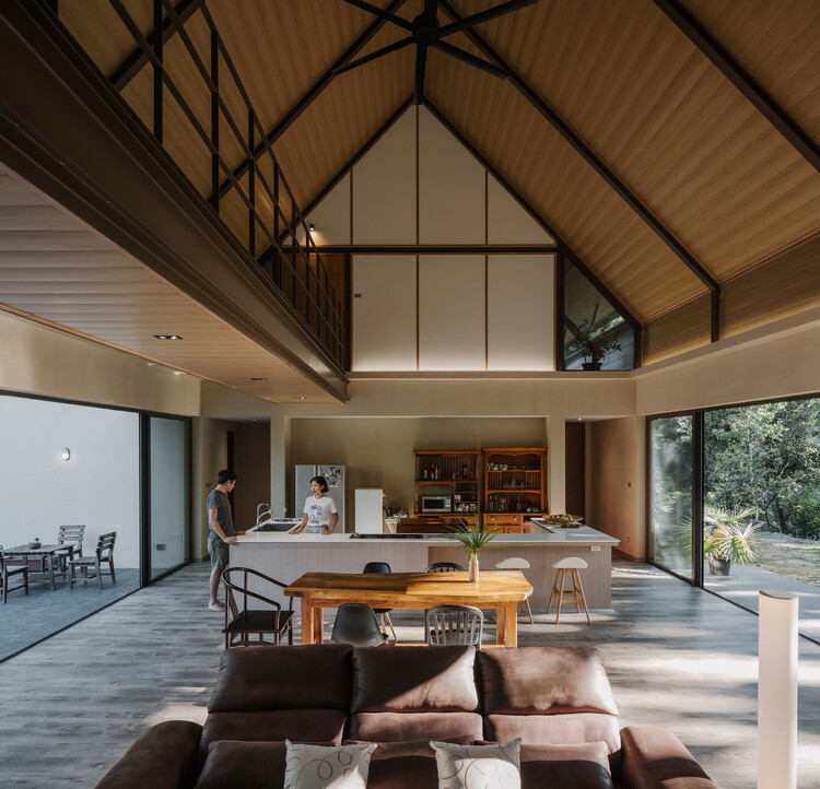 Дом Мэй Рим / WOS Architects — фотография интерьера, гостиная, стол, окна, балка, стул