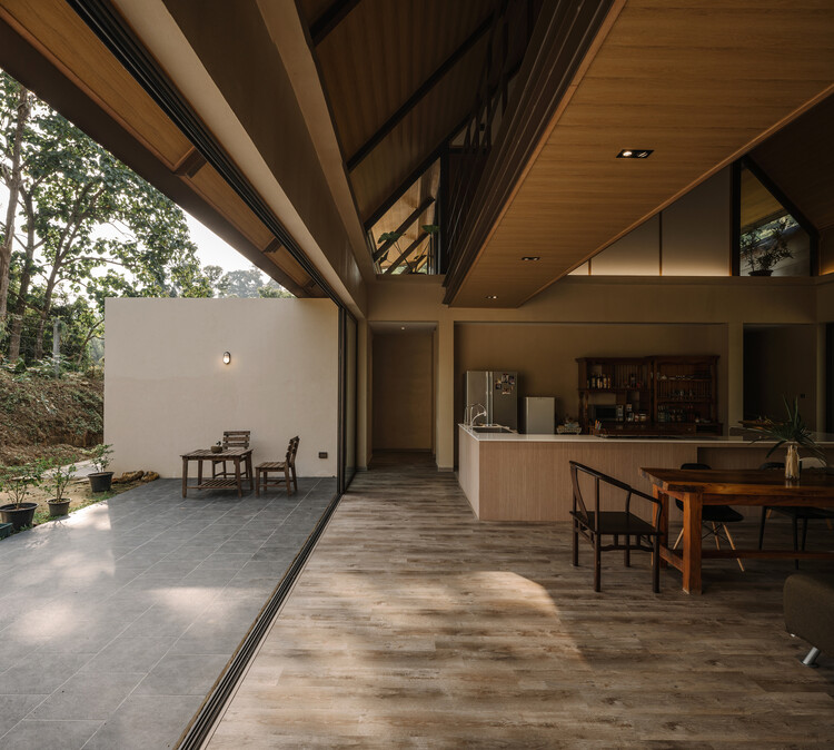 Дом Мэй Рим / WOS Architects — фотография интерьера, стол, балка