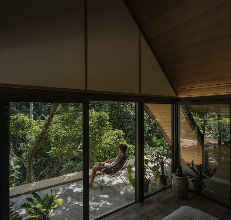Mae Rim House / WOS Architects — Фотография интерьера, окна
