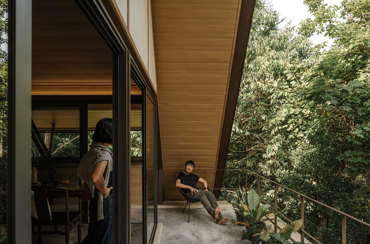Дом Мэй Рим / WOS Architects — Фотография интерьера, балка, лес