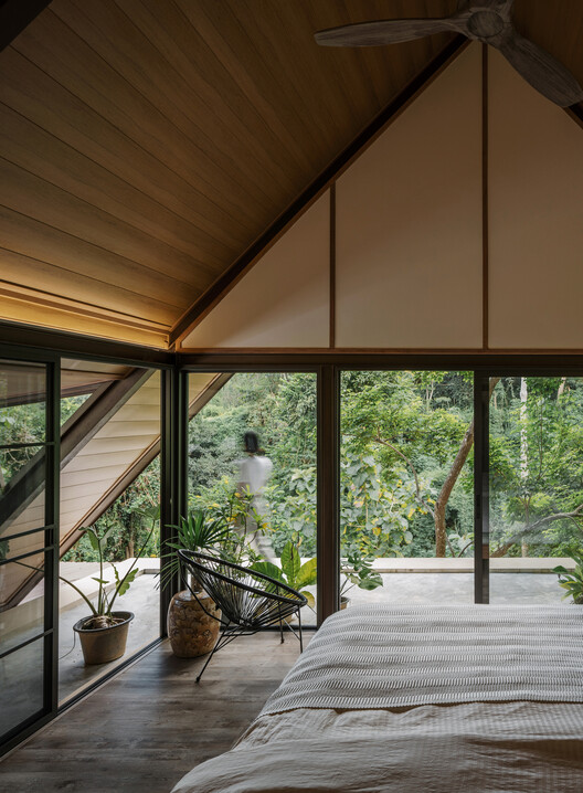 Дом Мэй Рим / WOS Architects — Фотография интерьера, спальня, балка