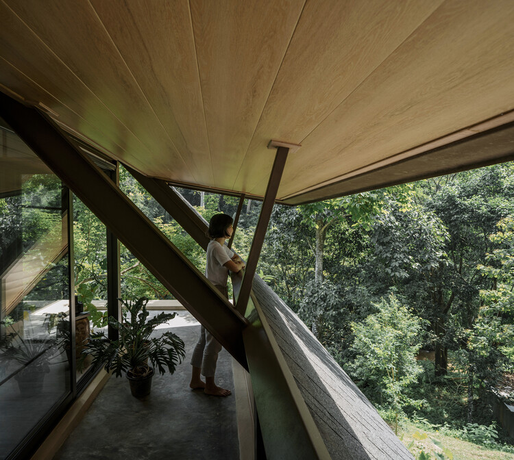 Дом Мэй Рим / WOS Architects — Фотография интерьера, перила, лес