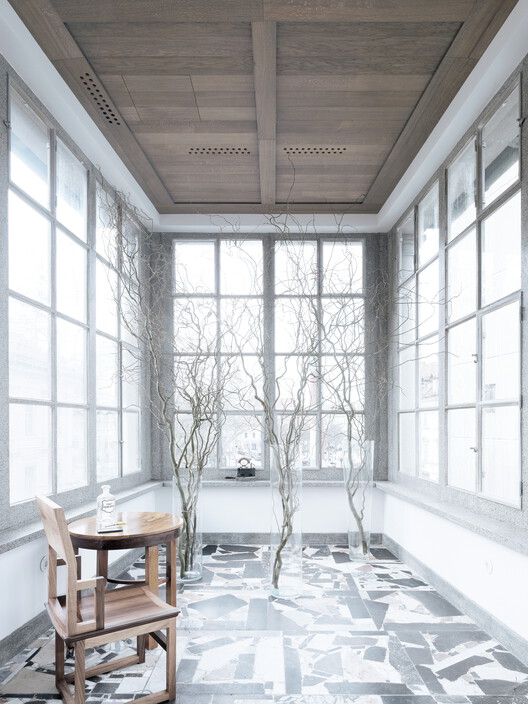 Ring House / OFIS Architects - Фотография интерьера, окна, стул