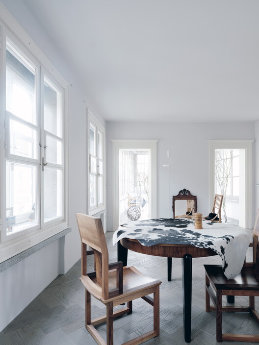 Ring House / OFIS Architects - Фотография интерьера, стол, окна, стул