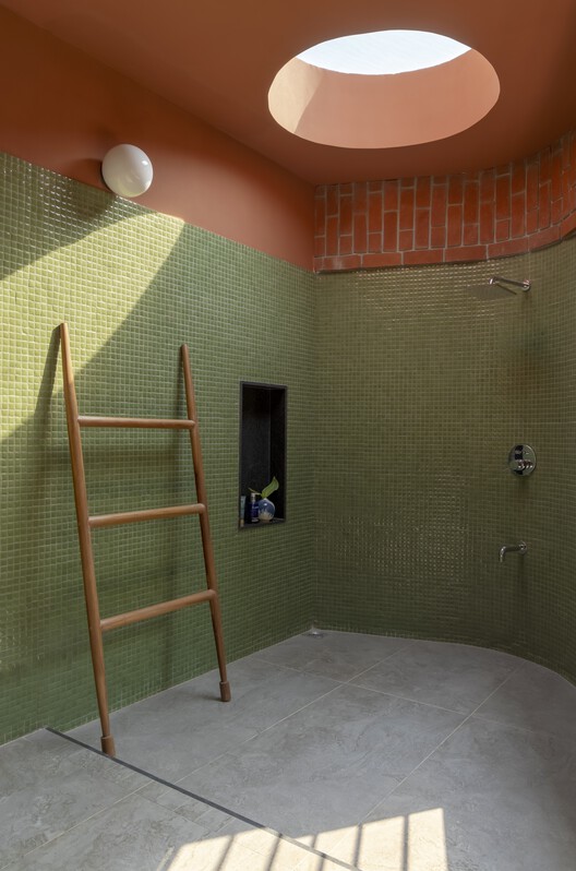 Дом во дворе у воды / Студия DesignSeed - Фотография интерьера, ванная комната