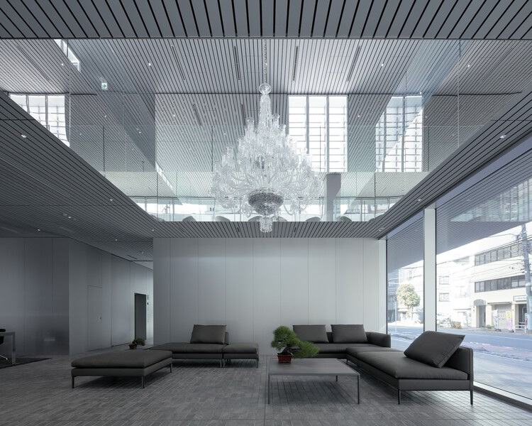 Офисное здание штаб-квартиры MONOSPINAL / Makoto Yamaguchi Design - Фотография интерьера, гостиная, окна, скамейка