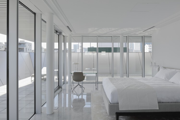 Офисное здание штаб-квартиры MONOSPINAL / Makoto Yamaguchi Design - Фотография интерьера, кровать, окна