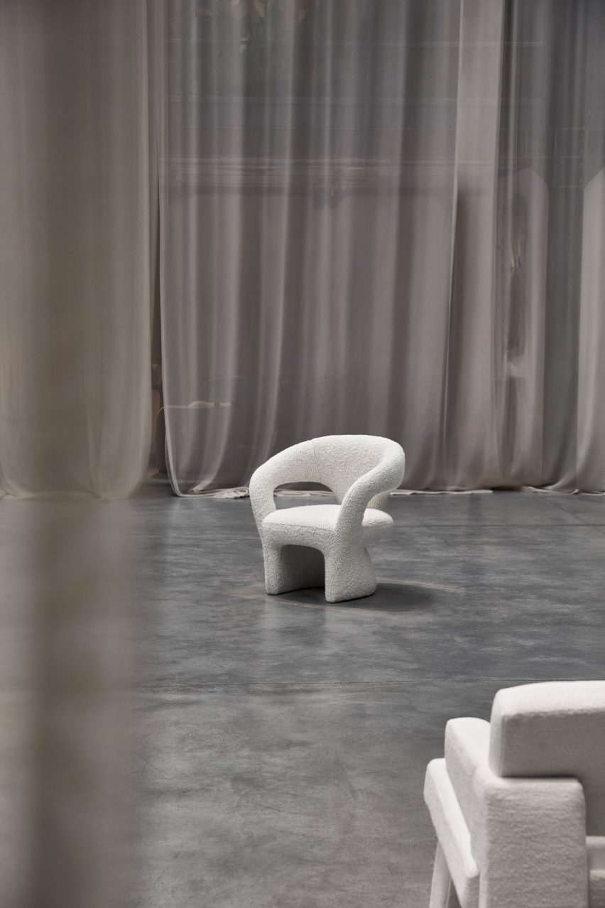 «12 стульев для медитации» Андреса Райзингера для Nilufar