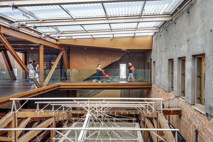 Модернизация и реставрация музея Ипиранга / H+F Arquitetos - Фотография интерьера, кухня, дерево, балка, сталь