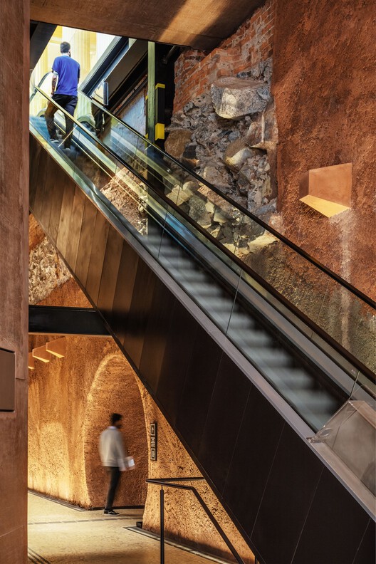 Модернизация и реставрация музея Ипиранга / H+F Arquitetos - Фотография интерьера, балка, перила