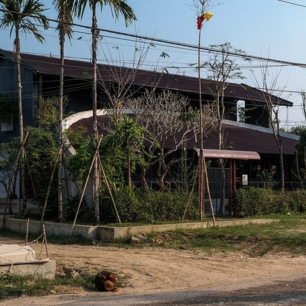 Studio Vio окружает дом De Hue Space во Вьетнаме пышными садами