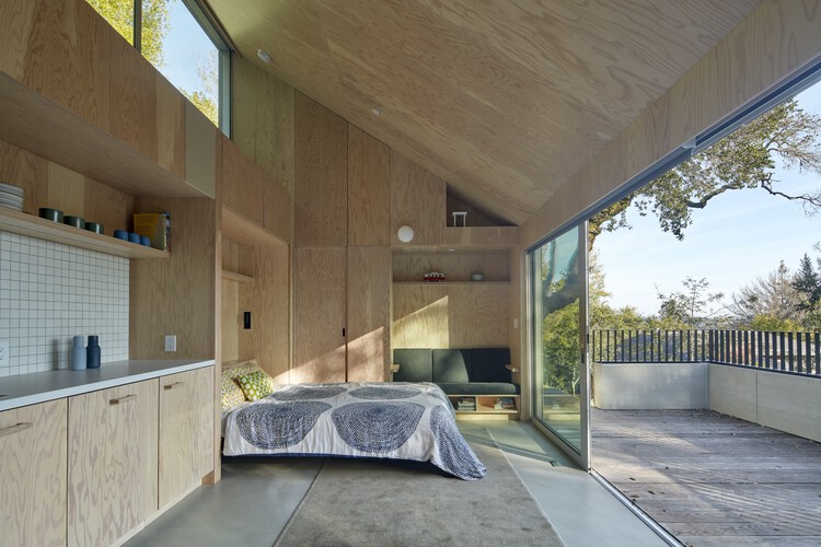 Гостевой дом Crest / Mork-Ulnes Architects - Фотография интерьера, спальня, фасад, столешница, окна