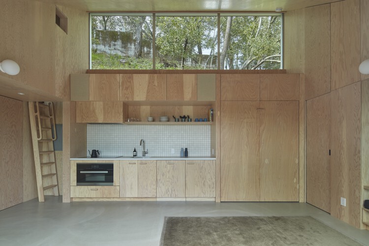 Гостевой дом Crest / Mork-Ulnes Architects - Фотография интерьера, кухня, столешница, раковина