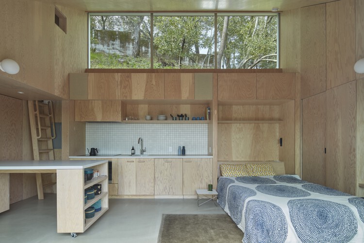 Гостевой дом Crest / Mork-Ulnes Architects - Фотография интерьера, кухня, столешница, раковина, окна