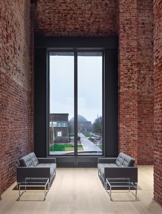 Музей Кунстпаласт Дюссельдорф / Sieber Architekten - Фотография интерьера, гостиная, окна, кирпич, скамейка
