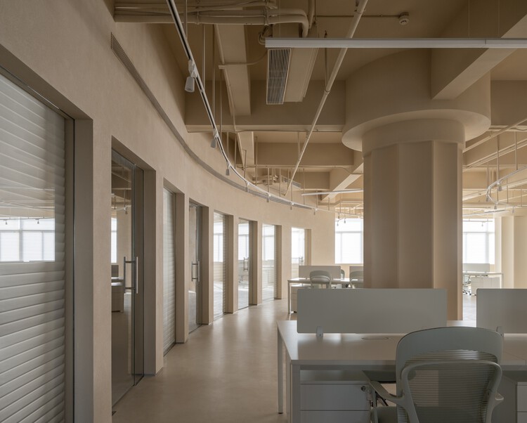 Дизайн интерьера офиса/студии 10 штаб-квартиры Forward Group - Фотография интерьера, столовая, окна, стул, колонна