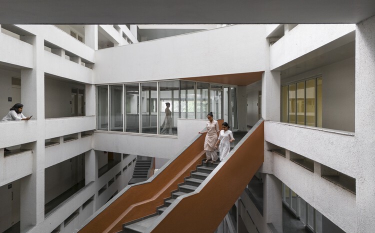 Студенческое общежитие Технологического института Веермата Джиджабай / MO-OF - Фотография интерьера, окна, лестницы, перила