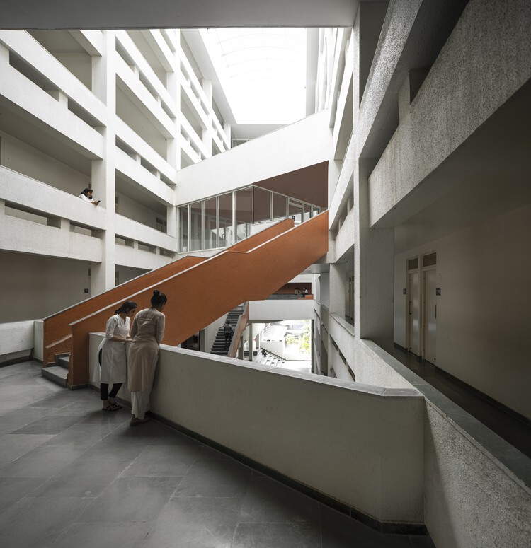 Студенческое общежитие Технологического института Веермата Джиджабай / MO-OF - Фотография интерьера, перила