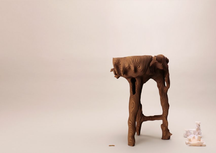 Фотография прототипа табурета Уильяма Элиота Digested Objects, сделанного из склеенных вместе кусочков коричневого картона.
