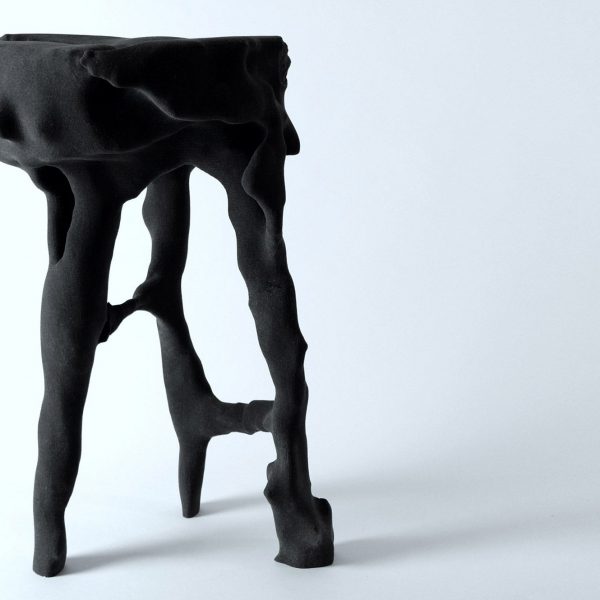 Пожирающие пластик мучные черви «сотрудничают» в дизайне стула Уильяма Элиота