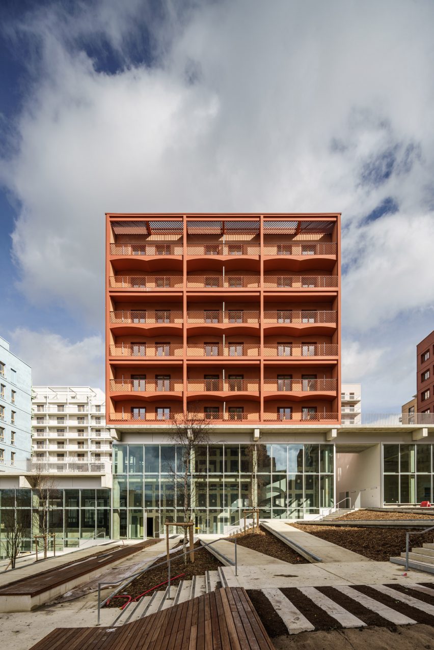 Жилой дом оранжевого цвета от Brenac & Gonzalez & Associés