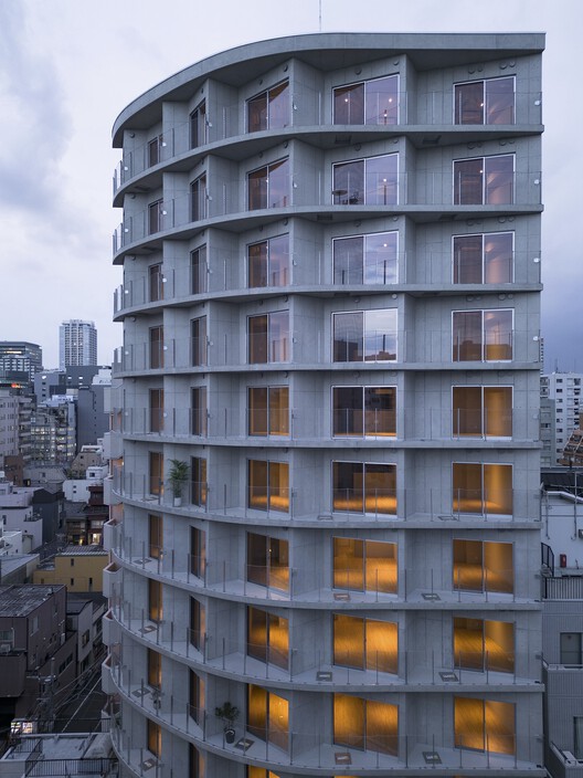 Жилой дом TOPAZ Shinokachimachi / Yuko Nagayama & Associates — фотография экстерьера, окон, городского пейзажа, фасада