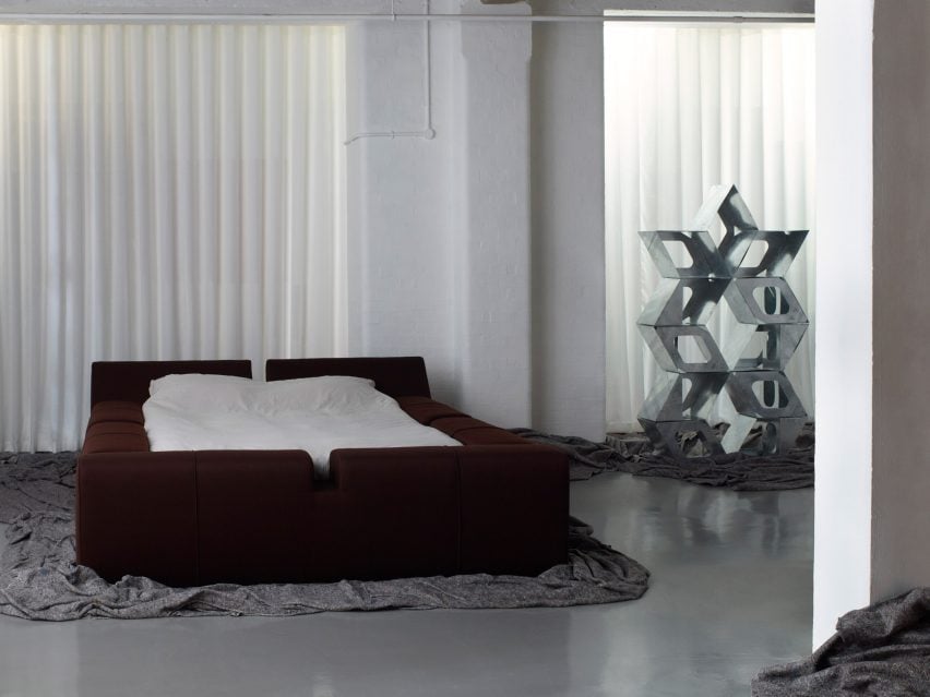 Большая кровать и металлическая скульптура на выставке дизайна в Лондоне
