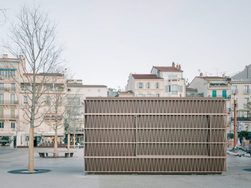 Внешний вид одного из 7 киосков в Каннах от Heams & Michel Architectes