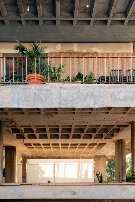 Трехобъектная квартира / DeMachinas + Elina Loukou - Фотография интерьера, балка, фасад