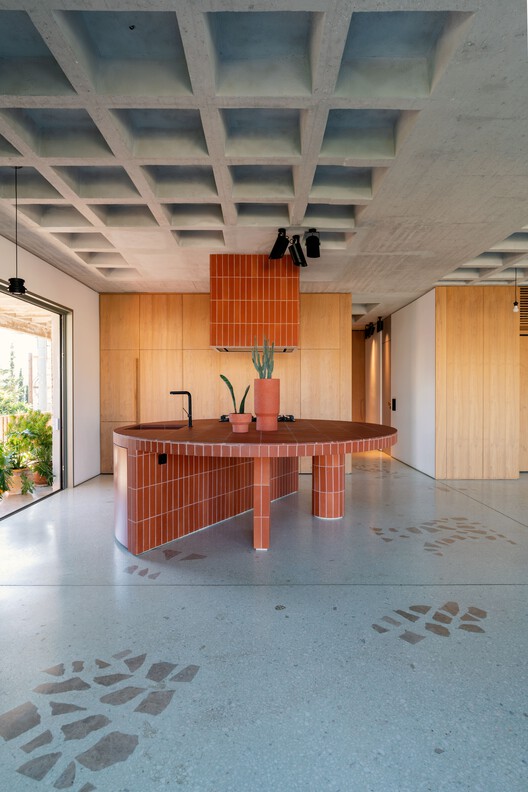 Трехобъектная квартира / DeMachinas + Elina Loukou - Фотография интерьера, кухня, стол, балка, окна