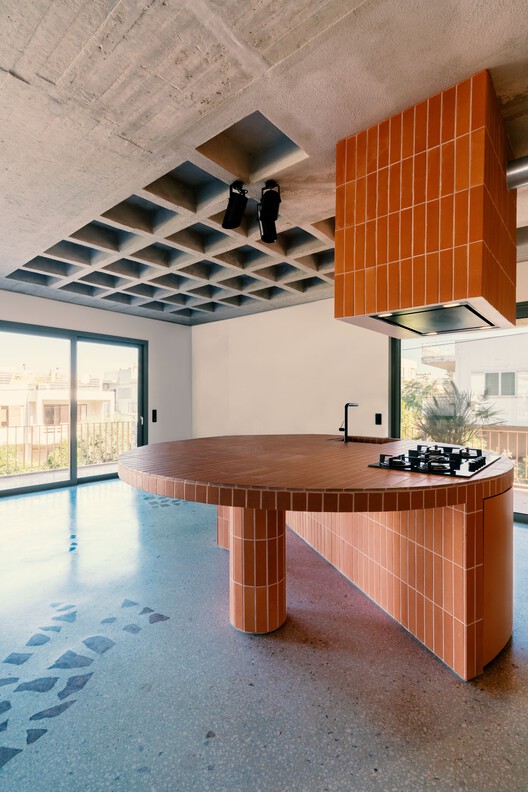 Трехобъектная квартира / DeMachinas + Elina Loukou - Фотография интерьера, кухня, стол, столешница, дерево, балка