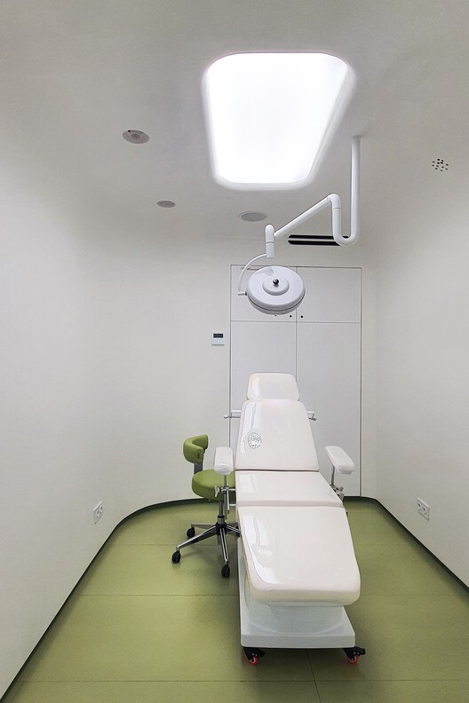Клиника Parkway / AsNow Design & Construct — Фотография интерьера, ванная комната