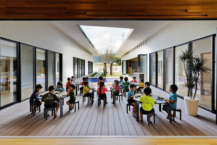 Детский сад и ясли KFB / HIBINOSEKKEI + Youji no Shiro - Фотография интерьера