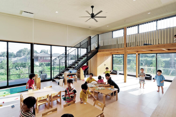 Детский сад и ясли KFB / HIBINOSEKKEI + Youji no Shiro - Фотография интерьера, стол, окна, стул
