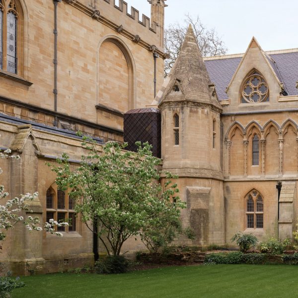 Библиотека Оксфордского колледжа, внесенная в список II класса, обновлена ​​с дубовыми интерьерами