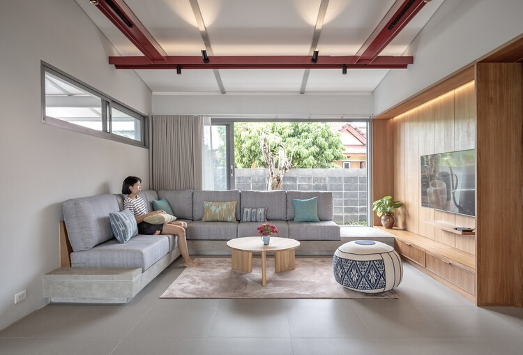 EE House / WOS Architects — Фотография интерьера, гостиная, диван, стол, окна