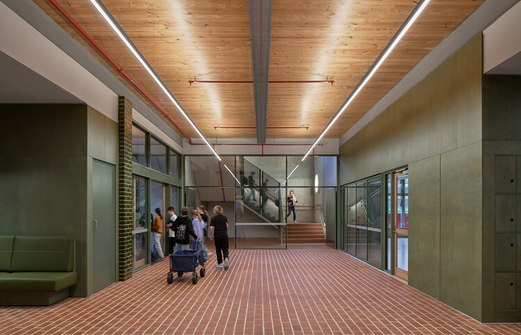 Начальная школа Клифтон-Хилл / Jackson Clements Burrows Architects — фотография интерьера, лестница