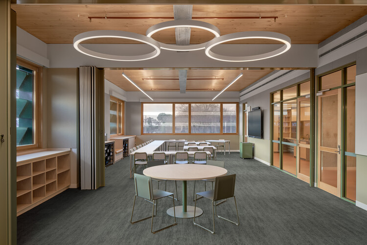 Начальная школа Клифтон-Хилл / Jackson Clements Burrows Architects — фотография интерьера, столовая, стол, стул, окна, дверь