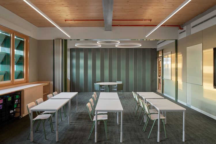 Начальная школа Клифтон-Хилл / Jackson Clements Burrows Architects — фотография интерьера, столовая, стол, стул