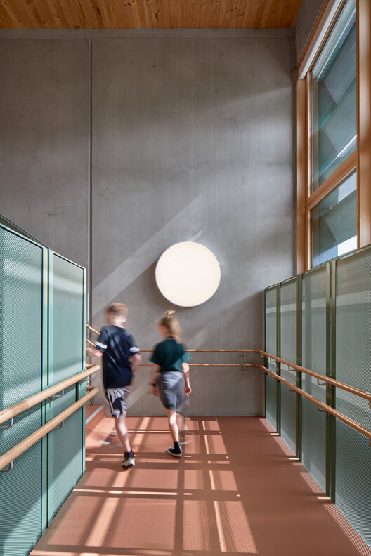 Начальная школа Клифтон-Хилл / Jackson Clements Burrows Architects — фотография интерьера, лестницы, перила
