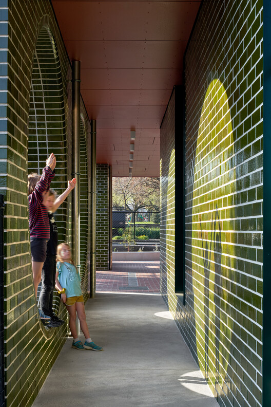 Начальная школа Клифтон-Хилл / Jackson Clements Burrows Architects — Фотография интерьера