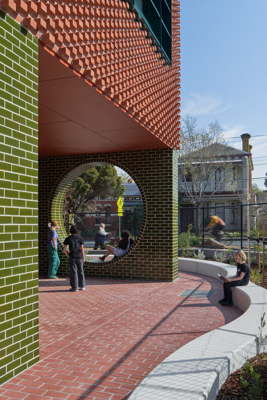 Начальная школа Клифтон-Хилл / Jackson Clements Burrows Architects — фотография экстерьера, кирпич, фасад